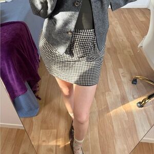 Jones New York vintage preppy Black and cream Houndstooth Skirt